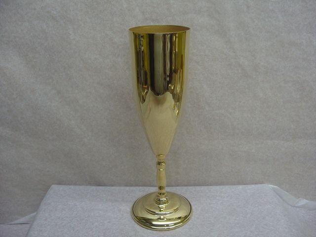 C106 Copa de vino lisa (flauta) latón.